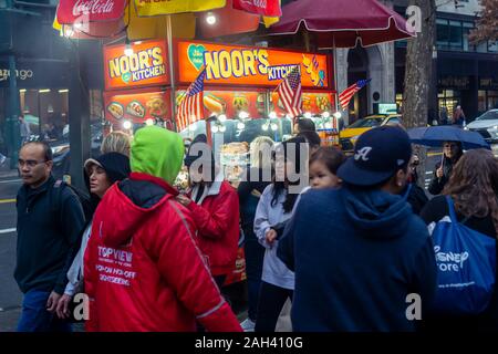 Massen von Käufern und Touristen verstopfen die Bürgersteige an der 42nd Street in Manhattan in New York vor Weihnachten am Samstag, den 14. Dezember 2019. (© Richard B. Levine) Stockfoto