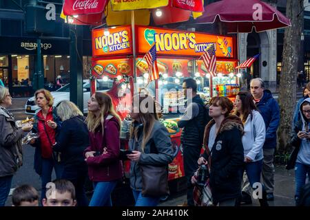 Massen von Käufern und Touristen verstopfen die Bürgersteige an der 42nd Street in Manhattan in New York vor Weihnachten am Samstag, den 14. Dezember 2019. (© Richard B. Levine) Stockfoto