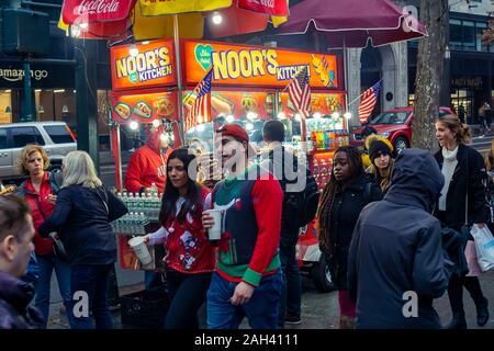 Massen von Käufern und Touristen verstopfen die Bürgersteige an der 42nd Street in Manhattan in New York vor Weihnachten am Samstag, den 14. Dezember 2019. (© Richard B. Levine) Stockfoto