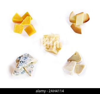 Verschiedene Käsesorten mit Honig, Trauben, Nüssen auf weißem Hintergrund. Draufsicht. Blauschimmelkäse, Cheddar, Parmesan, maasdam und Brie-Käse-Scheiben Stockfoto