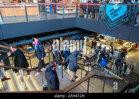 Feinschmecker Masse der Essex Markt in der Lower East Side in New York am Sonntag, den 16. Dezember 2019. (© Richard B. Levine) Stockfoto