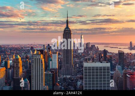 USA, New York, New York City, Blick auf Manhattan Wolkenkratzer bei Sonnenuntergang Stockfoto