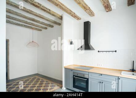 Moderne Küche Einheit in ein Apartment in Barcelona, Spanien Stockfoto