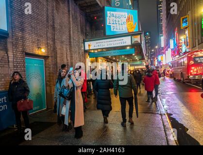 Theaterbesucher steigen auf dem Broadhurst Theatre in New York für eine Aufführung am Dienstag, 17 Dezember, 2019 das Musical "Jagged Little Pill" auf der Musik von Alanis Morissette aus Ihrem 1995 Album. (© Richard B. Levine) Stockfoto