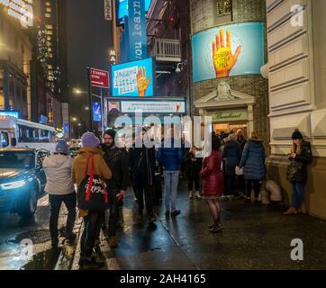 Theaterbesucher steigen auf dem Broadhurst Theatre in New York für eine Aufführung am Dienstag, 17 Dezember, 2019 das Musical "Jagged Little Pill" auf der Musik von Alanis Morissette aus Ihrem 1995 Album. (© Richard B. Levine) Stockfoto