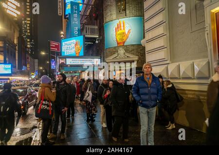 Theaterbesucher steigen auf dem Broadhurst Theatre in New York für eine Aufführung am Dienstag, 17 Dezember, 2019 das Musical "Jagged Little Pill" auf der Musik von Alanis Morissette aus Ihrem 1995 Album. (© Richard B. Levine) Stockfoto