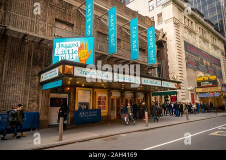 Theaterbesucher steigen auf dem Broadhurst Theatre in New York Karten für eine Aufführung am Sonntag, Dezember 15, 2019 Der musikalischen "Jagged Little Pill" auf der Musik von Alanis Morissette aus Ihrem 1995 Album. (© Richard B. Levine) Stockfoto