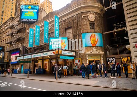 Theaterbesucher steigen auf dem Broadhurst Theatre in New York Karten für eine Aufführung am Sonntag, Dezember 15, 2019 Der musikalischen "Jagged Little Pill" auf der Musik von Alanis Morissette aus Ihrem 1995 Album. (© Richard B. Levine) Stockfoto