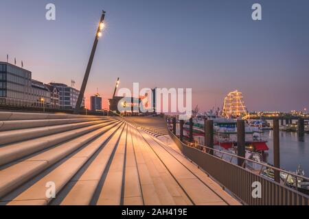 Deutschland, Hamburg, nur wenige Schritte von Fluss und Elbphilharmonie im Abstand bei Dämmerung Stockfoto