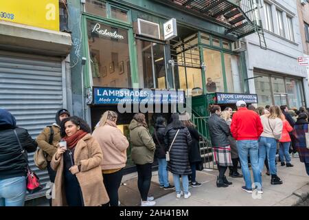 Hunderte von Harry Styles Fans warten auf Line up bis zu zwei Stunden außerhalb des Pop die Styles'-Store auf der Lower East Side in New York am Sonntag, 15. Dezember 2019. Teh Fans die Möglichkeit zum Harry Styles waren Markenprodukte im Store, nur bis zum 19. Dezember geöffnet. (© Richard B. Levine) Stockfoto