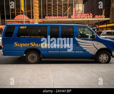 Ein SuperShuttle Marke Flughafen Transport van in Midtown Manhattan in New York am Sonntag, 15. Dezember 2019. SuperShuttle, Betrieb seit 1983 angekündigt, dass es unten wird am 31. Dezember geschlossen, ein Opfer der Aufstieg in Fahrt - im Unternehmen. (© Richard B. Levine) Stockfoto