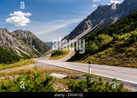 Österreich, Tirol, kurvenreiche Straße in Hahntennjoch Pass Stockfoto