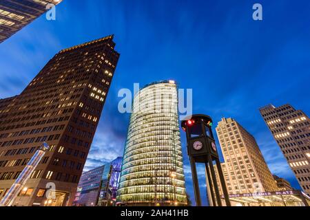 Deutschland, Berlin, Berlin-Mitte, Potsdamer Platz, Kollhoff-Tower, Bahntower, Beisheim-Center, Low Angle View der Wolkenkratzer in der Dämmerung Stockfoto