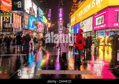 Horden von Touristen steigen auf einem regnerischen Times Square in New York am Dienstag, 17 Dezember, 2019 vor Weihnachten (© Richard B. Levine) Stockfoto