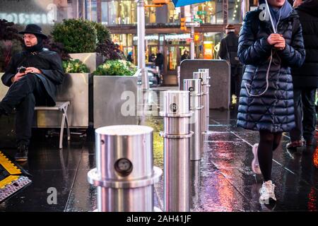 Horden von Touristen bestehen von Poller in einer regnerischen Times Square in New York am Dienstag, 17 Dezember, 2019 vor Weihnachten (© Richard B. Levine) Stockfoto