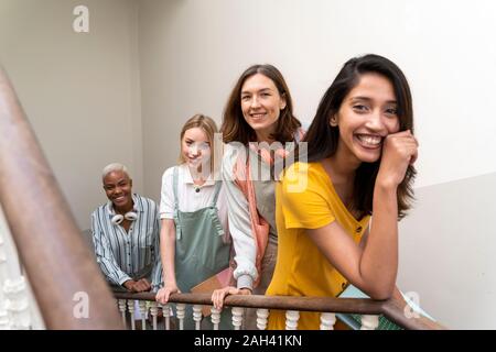 Portrait von vier glückliche Frauen im Treppenhaus Stockfoto