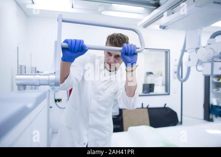 Radiologe Einstellen eines x-ray Maschine in einem Krankenhaus Stockfoto