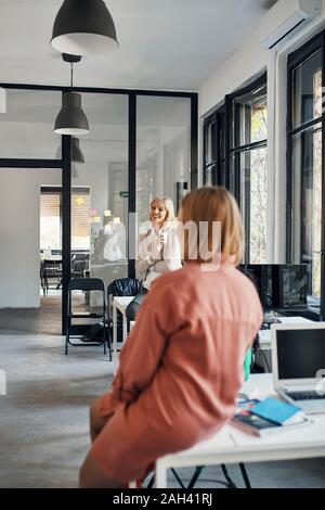 Zwei Geschäftsfrauen in einer Kaffeepause im Büro Stockfoto