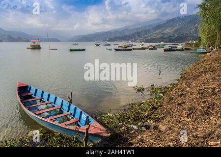 Alten hölzernen Boot am Phewa See in Pokhara, Nepal Stockfoto