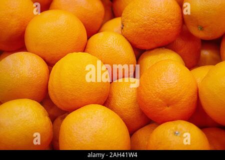 Frische Mandarine Orangen Textur. Frische Orangen auf der Theke - Orange und Mandarine Textur mit runden Orangen und Mandarinen Stockfoto