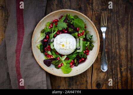 Orientalischer Salat mit Minze, Pistazien, Granatapfel Samen und burrata Käse Stockfoto