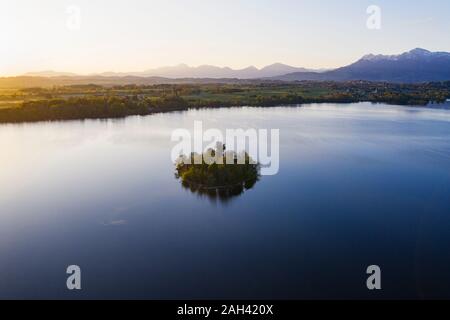 Deutschland, Bayern, Luftaufnahme von Muhlworth Insel im Staffelsee in der Morgendämmerung Stockfoto