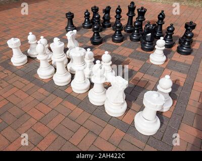Große outdoor Schwarz und Weiß Schach auf checker Block board Pflastersteine gesetzt Stockfoto