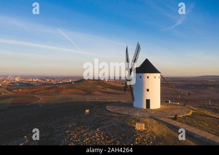 Spanien, Provinz Ciudad Real, Alcazar De San Juan, Landschaft Windmühle in der Dämmerung Stockfoto