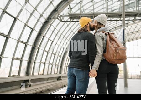 Junges Paar küssen am Bahnsteig, Berlin, Deutschland Stockfoto