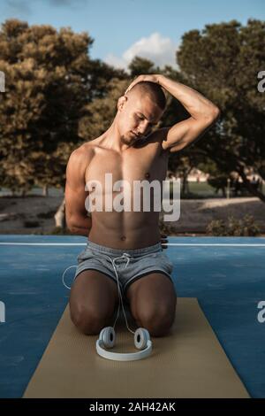 Barechested muskulösen Mann Gymnastik im Freien Stockfoto