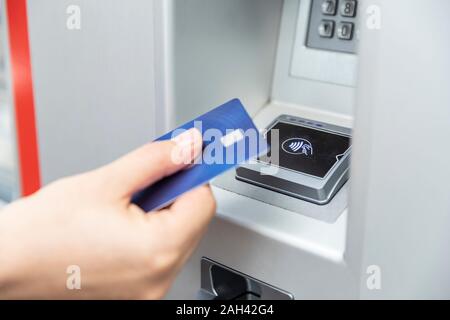Nahaufnahme einer Hand, die eine Kreditkarte und kontaktloses Bezahlen Stockfoto