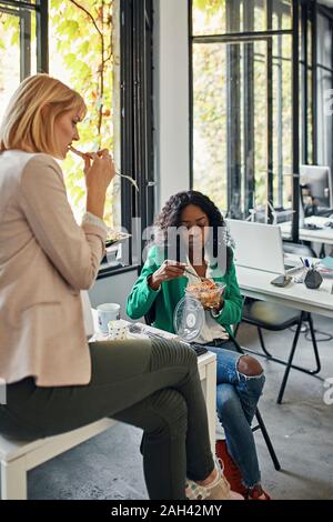 Geschäftsfrauen in der Mittagspause im Büro Stockfoto