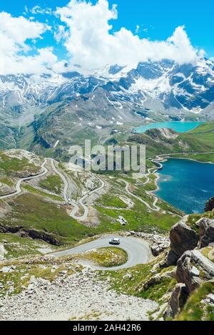 Italien, Piemont, hohen Betrachtungswinkel von langen gewundenen Straße im Nationalpark Gran Paradiso Stockfoto