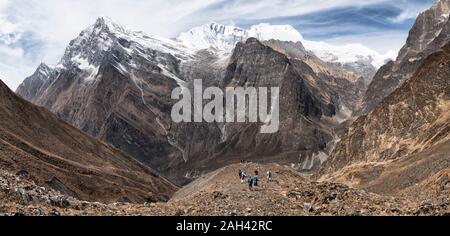 Wanderer bei Tsaurabong Peak, italienische Basislager, Dhaulagiri Circuit Trekking, Himalaya, Nepal Stockfoto