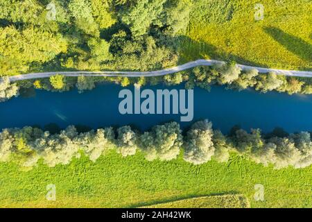 Deutschland, Bayern, Beuerberg, Luftaufnahme von Country Road entlang der Loisach River
