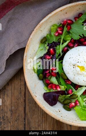 Orientalischer Salat mit Minze, Pistazien, Granatapfel Samen und burrata Käse Stockfoto