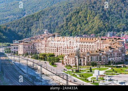 Krasnaja Poljana, Russland, 13. Oktober 2019: Die Außenseite des Marriott Hotel von Mzymta Fluss und Bahn. Stockfoto