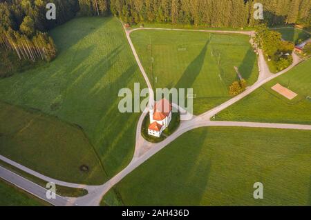 Deutschland, Oberbayern, toelzer Land, Dietramszell, Luftaufnahme von St. Leonhard Kirche und Fußball-Feld Stockfoto