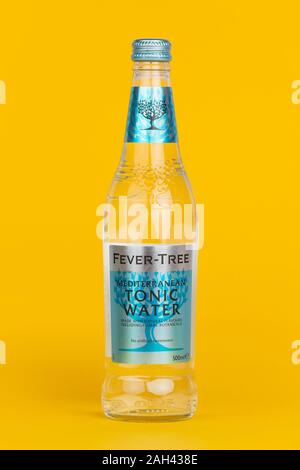 Eine Flasche Fever-Tree Tonic Water Schuß auf einen gelben Hintergrund. Stockfoto