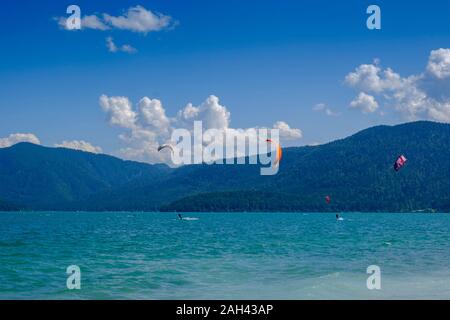 Deutschland, Oberbayern, Bayern, Halbinsel Zwergern, Walchensee, Kitesurfer an einem sonnigen Tag Stockfoto