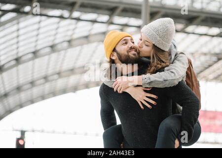 Glückliches junges paar Spaß und am Bahnsteig, Berlin Kissing, Deutschland Stockfoto