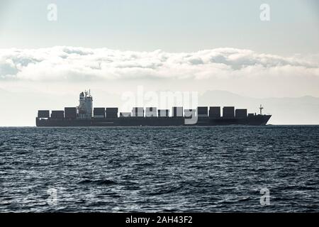 Spanien, Andalusien, Tarifa, Fracht schiff in der Straße von Gibraltar Stockfoto