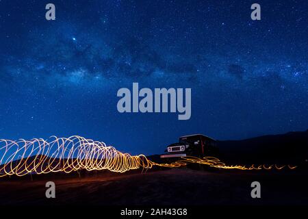 Indonesien, Ost Java, Spirale Lichterkette vor dem Auto in Bromo Tengger Semeru National Park bei Nacht geparkt Stockfoto