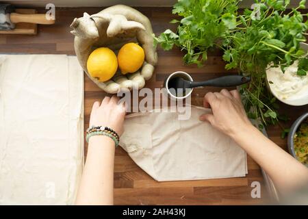 Vorbereitung Samosas Stockfoto