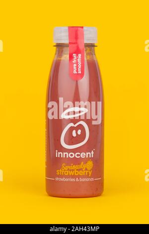 Eine Flasche unschuldige Ernst Erdbeere Smoothie trinken Schuß auf einen gelben Hintergrund. Stockfoto