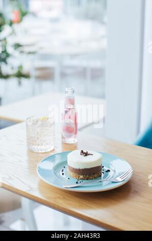 Raw vegan Kuchen serviert auf einem Teller in einem Coffee Shop Stockfoto