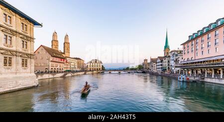 Schweiz, Kanton Zürich, Zürich, Limmat zwischen Old Town Waterfront Gebäuden in der frühen Dämmerung Stockfoto