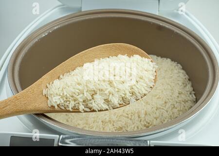 Close up Jasmin Reis kochen in elektrischen Reiskocher auf weißem Hintergrund Stockfoto