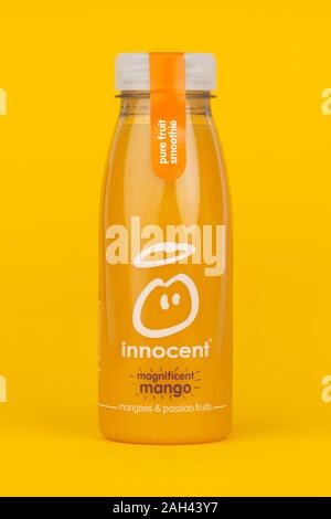 Eine Flasche Unschuldige herrliche Mango Smoothie trinken Schuß auf einen gelben Hintergrund. Stockfoto Eine Flasche Unschuldige herrliche Mango Smoothie trinken Schuß auf einen gelben Hintergrund. Stockfoto