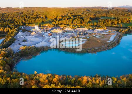 Deutschland, Bayern, Oberbayern, toelzer Land, Konigsdorf, Luftaufnahme von Haufen von Kies in der Nähe der Baggersee und Wälder im Herbst Stockfoto